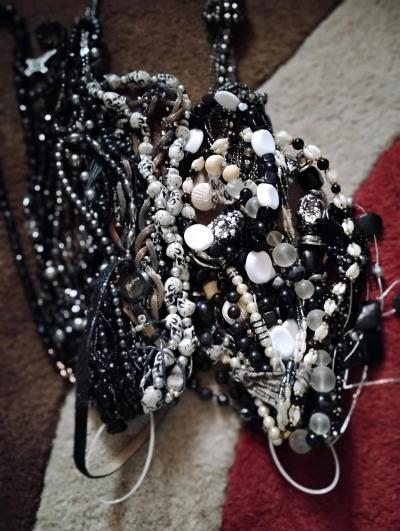 lot of blk and white necklaces