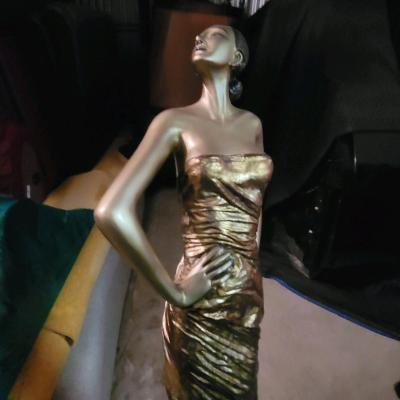 Lady Statue - Thumbnail 3