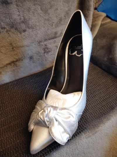 Ted Baker Women's Ryal Bow Court Pump silver size 8 to 8.5 - Thumbnail 2