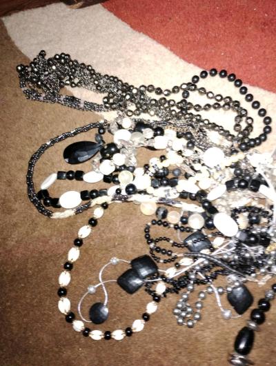 lot of blk and white necklaces - Thumbnail 5