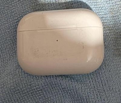 Apple AirPod Pros 2nd Gen w Type C - Thumbnail 4