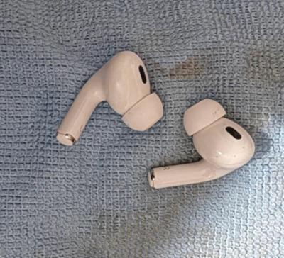 Apple AirPod Pros 2nd Gen w Type C - Thumbnail 2