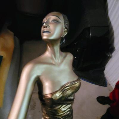 Lady Statue - Thumbnail 2