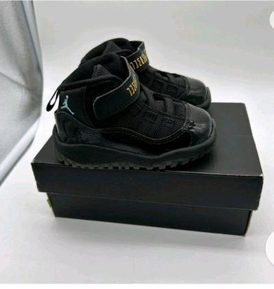 Nike Jordan six Retro low kids size 11c new in box - Thumbnail 3