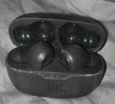 JBL Bluetooth wireless headphones with charger - Thumbnail 4