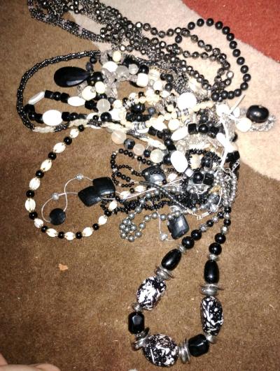 lot of blk and white necklaces - Thumbnail 4