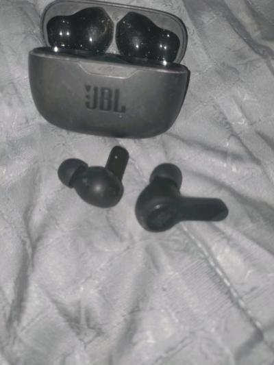 JBL Bluetooth wireless headphones with charger - Thumbnail 3