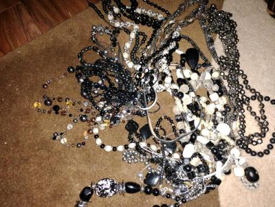 lot of blk and white necklaces - Thumbnail 3