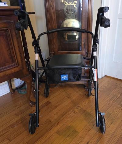 Medline Basic Rollator with seat - Thumbnail 3