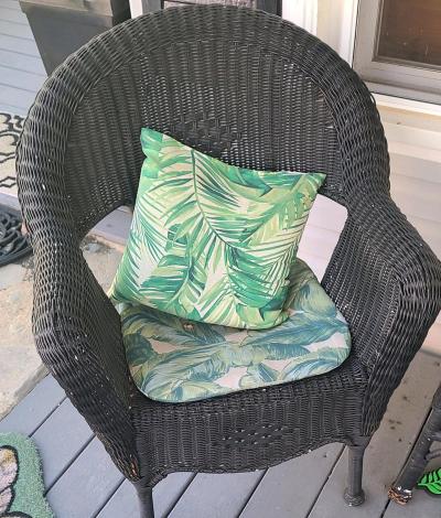 wicker chairs and table - Thumbnail 2