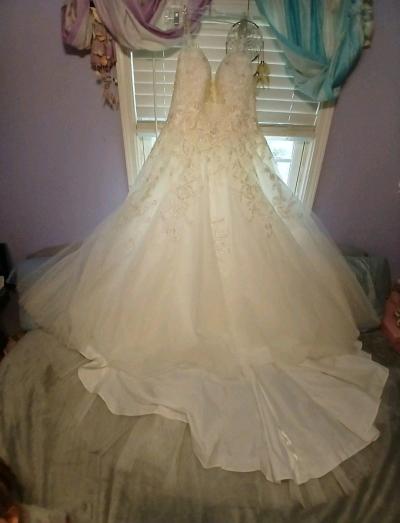Elegant White Wedding Dress - Thumbnail 2
