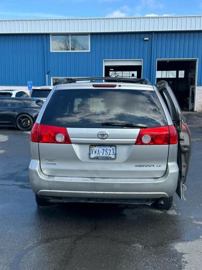 to2007 Toyota Sienna Wheelchair Van White 92k miles - Thumbnail 2