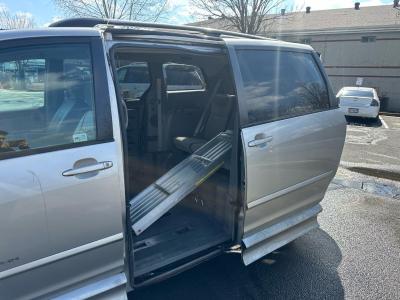 to2007 Toyota Sienna Wheelchair Van White 92k miles - Thumbnail 7