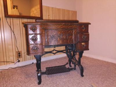 white company 1913 treadle sewing machine - Thumbnail 2