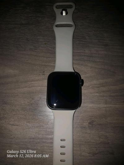 Apple Watch SE 2nd Gen 40mm Black Aluminum Bluetooth - Thumbnail 2