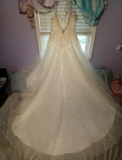 Elegant White Wedding Dress - Thumbnail 3