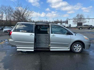 to2007 Toyota Sienna Wheelchair Van White 92k miles - Thumbnail 3