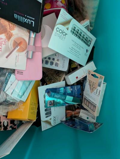 Huge tote full of beauty items - Thumbnail 3