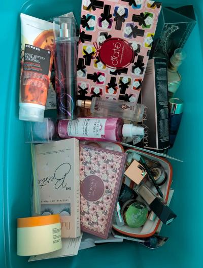 Huge tote full of beauty items