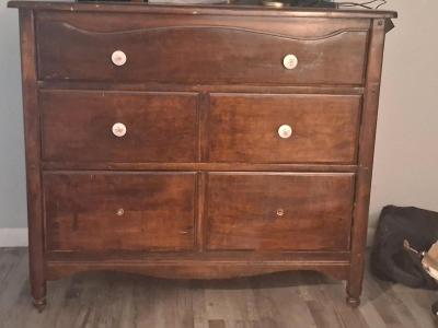 35 year old dresser - Thumbnail 2