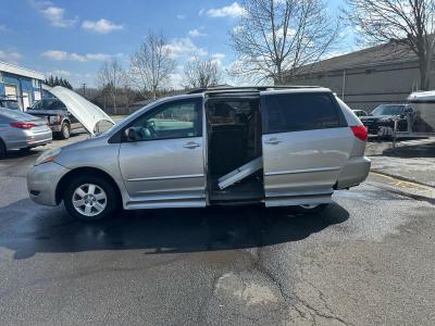 to2007 Toyota Sienna Wheelchair Van White 92k miles - Thumbnail 8
