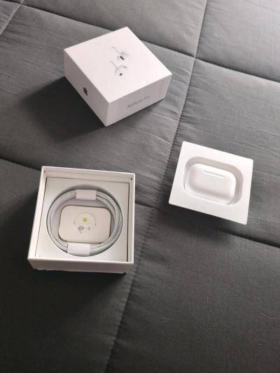 airpods gen 2 brand new comes with charger - Yakima, Washington
