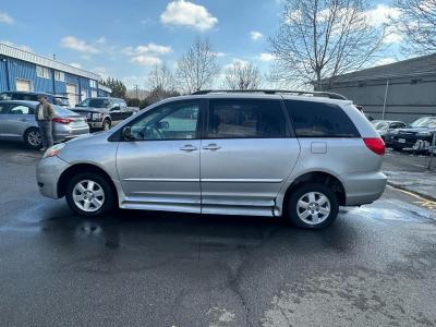to2007 Toyota Sienna Wheelchair Van White 92k miles - Thumbnail 4