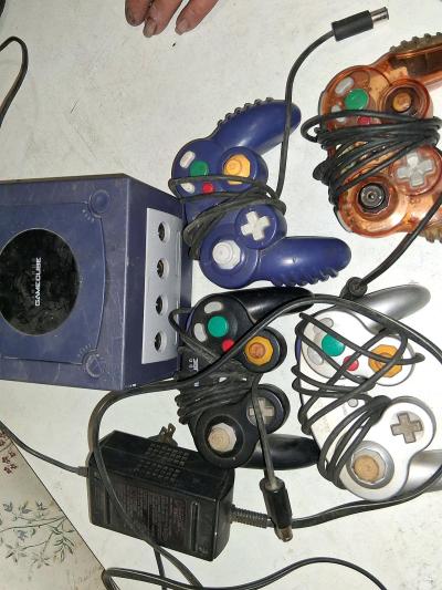 gamecube and 4 controllers - Thumbnail 4