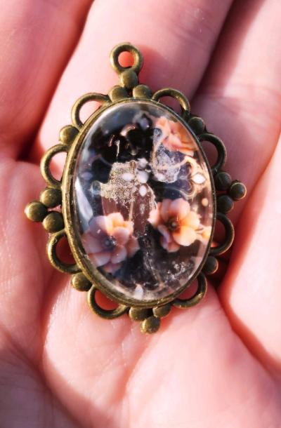 haunted cross picture in a pendant - Thumbnail 6