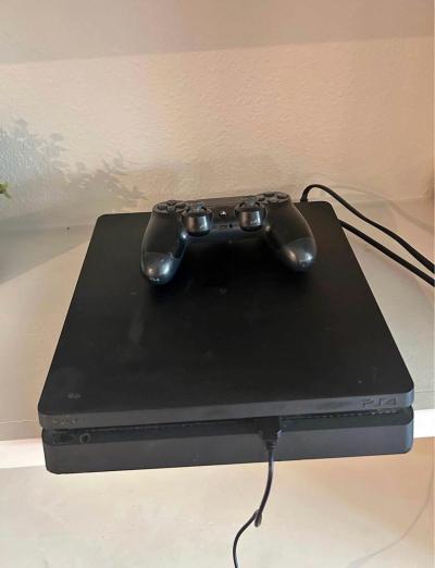 PlayStation 4 - Thumbnail 3