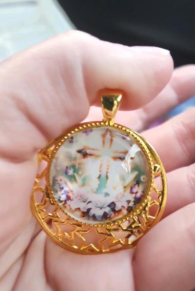 Gold pendant with a cross