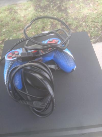 Playstation 4 comes with cord red controller and a full grip - Thumbnail 3