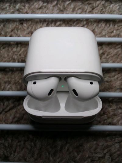 3rd Generation Airpods with MagSafe Charging Case - Thumbnail 5