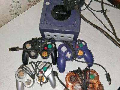 gamecube and 4 controllers - Thumbnail 5