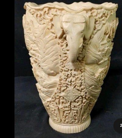 Chinese style collectible vase with 3D carvings of life - Thumbnail 4