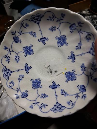 various vintage teapots and accesories - Thumbnail 12