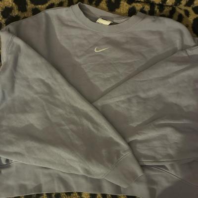 nike sweatshirt
