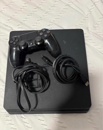 PlayStation 4 - Thumbnail 2