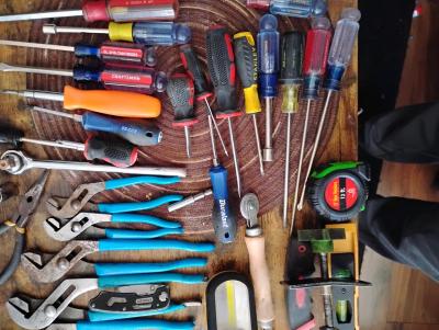 just a big lot of screwdrivers pliers and random stuff - Thumbnail 4