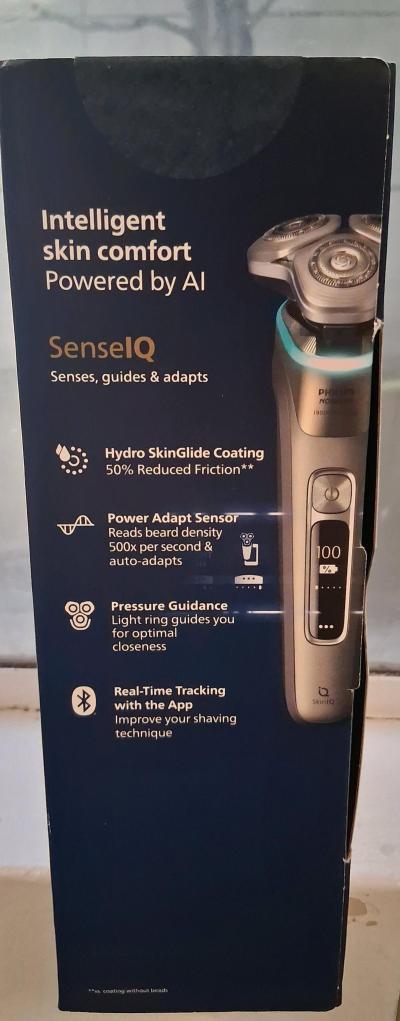 Philips Norelco i9000 Prestige Electric Shaver  XP9203 - Thumbnail 3