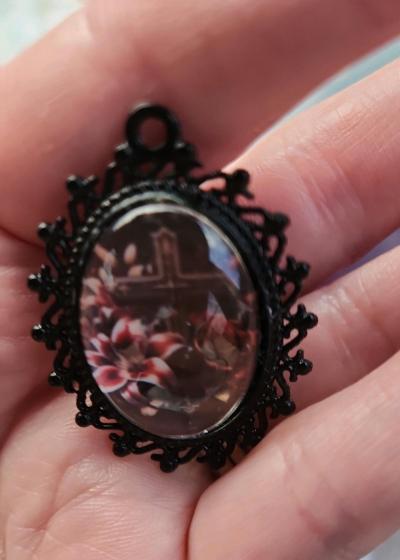 Cross n flowers in black pendant - Thumbnail 4