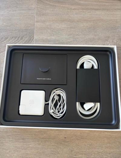 silver MacBook - Thumbnail 2