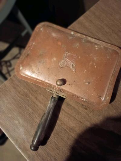 copper craft guild mini silent Butler spinning wheel emblem - Thumbnail 2