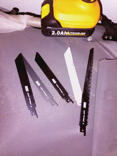 sawzall with 5 blades charger and battery - Thumbnail 2