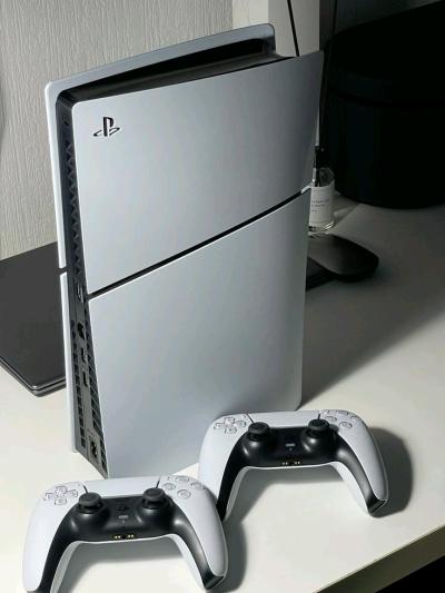 PlayStation 5 - Thumbnail 4