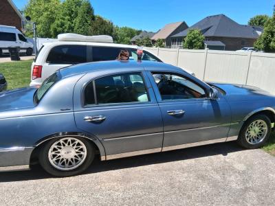 Lincoln town car - Thumbnail 3
