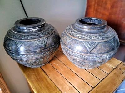 2 ceramic vases