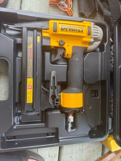 Clavadora de Brads Neumtica DEWALT de calibre 18 con Tecnolo