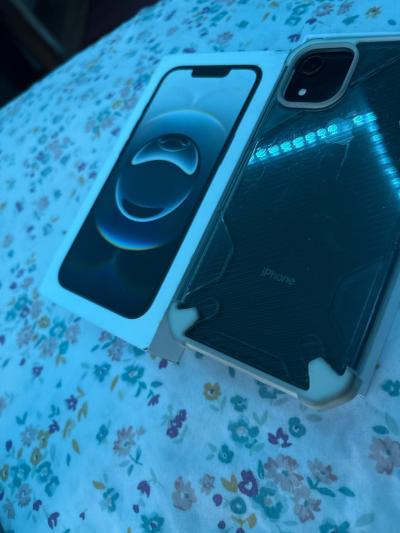 iPhone XR unlocked - Thumbnail 2
