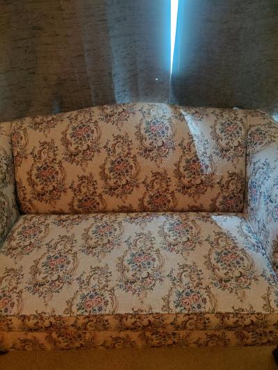 iam selling a living room suite - Thumbnail 2